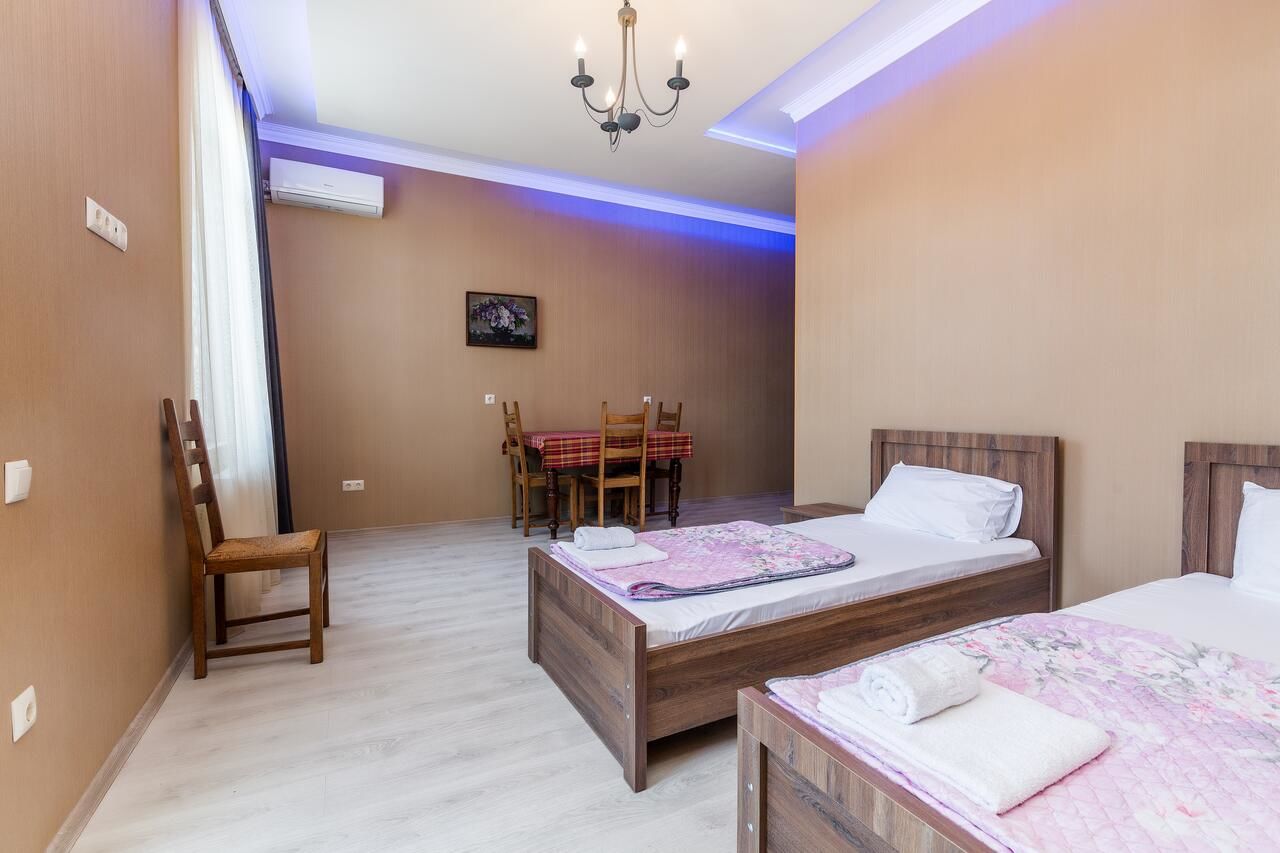 Гостевой дом White Hotel Guesthouse Зугдиди-18