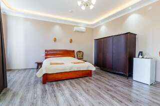 Гостевой дом White Hotel Guesthouse Зугдиди Улучшенный номер с кроватью размера «king-size»-3